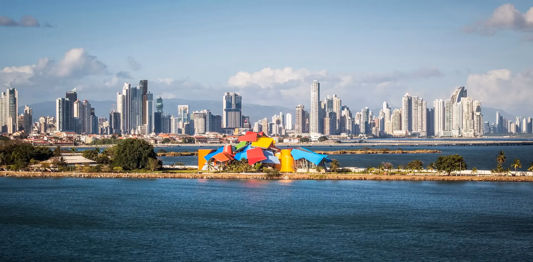 Ciudad de Panamá junto a la bahía, con el Biomuseo en primer plano