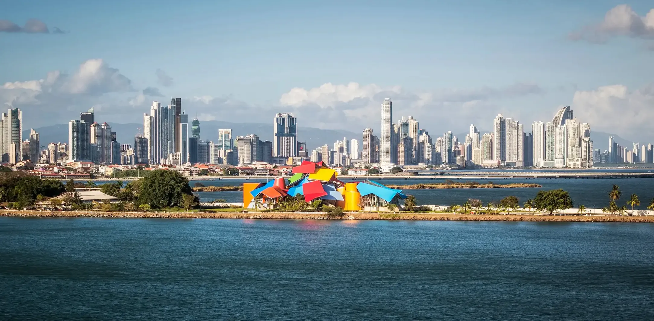 Ciudad de Panamá junto a la bahía, con el Biomuseo en primer plano
