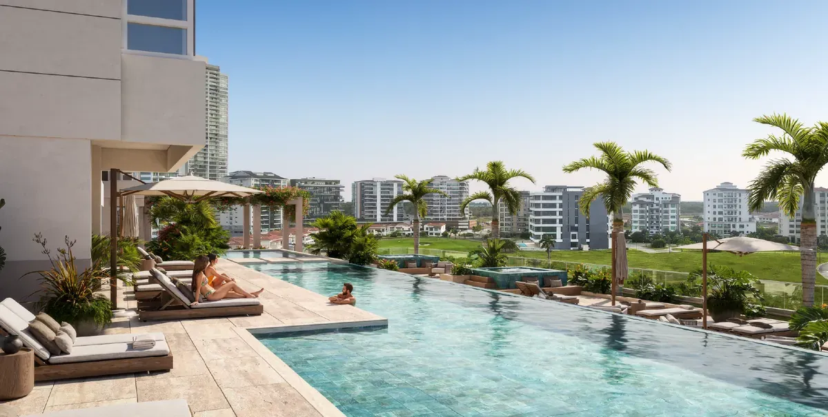 Piscina con camastros y vista al campo de golf en Guayacán, Santa María