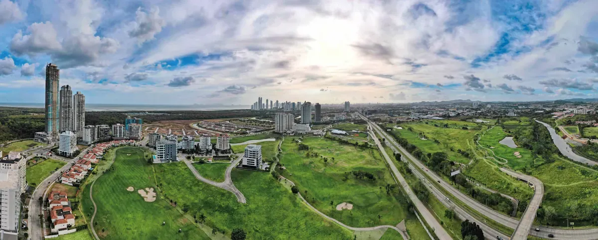 Vista del campo de golf de Santa María y la ciudad de Panamá desde Guayacán