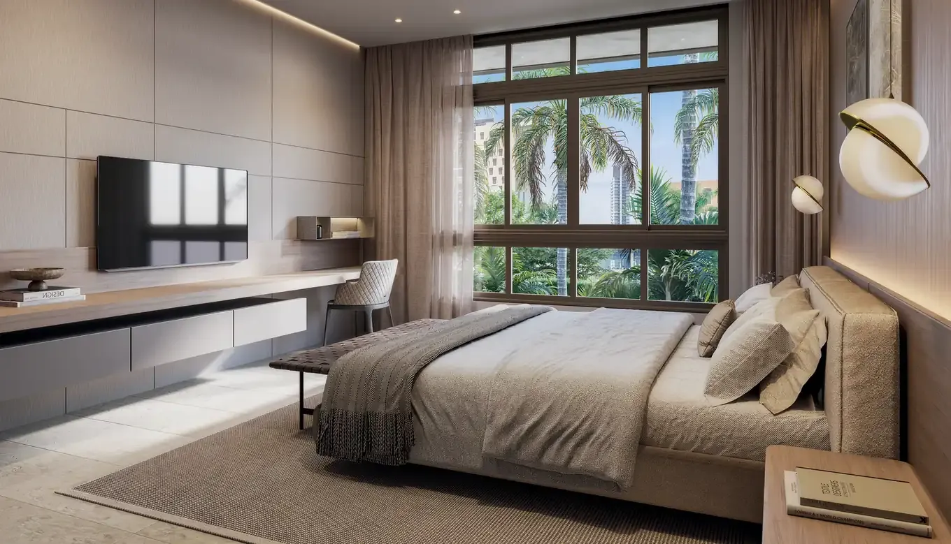 Recámara principal con ventanal hacia el jardín en una casa de Paseo del Este, Costa del Este