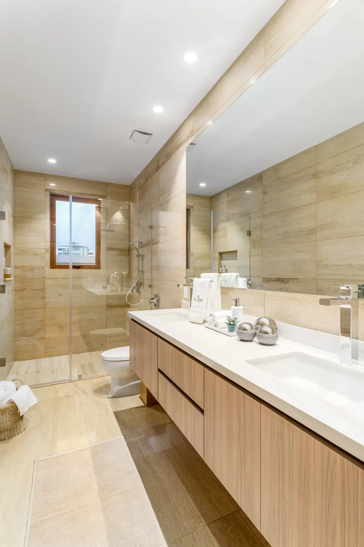 Baño principal con ducha de vidrio y mueble de lavamanos en una casa de The Woods, Santa María