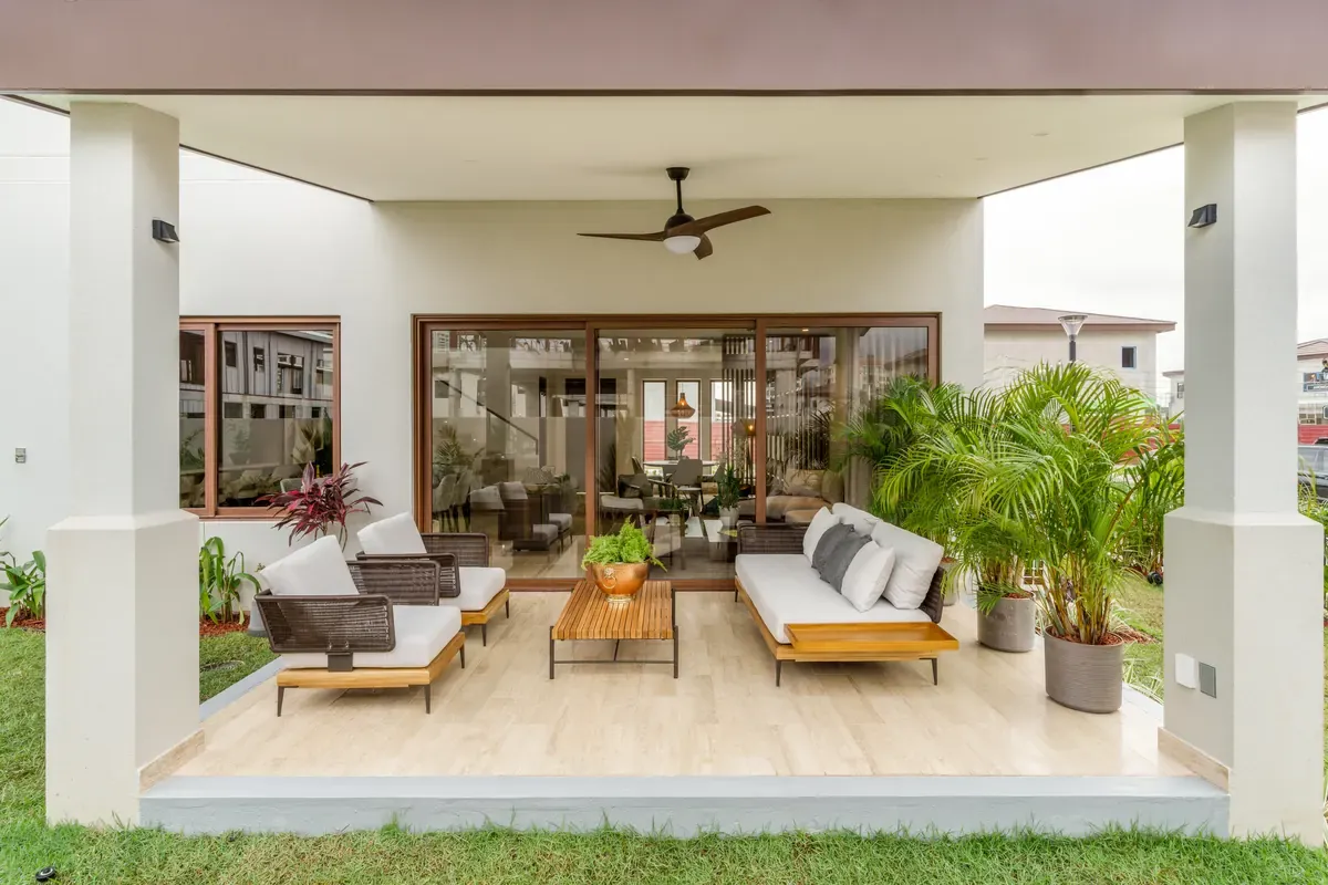 Terraza techada con sala exterior en una casa de The Woods, Santa María
