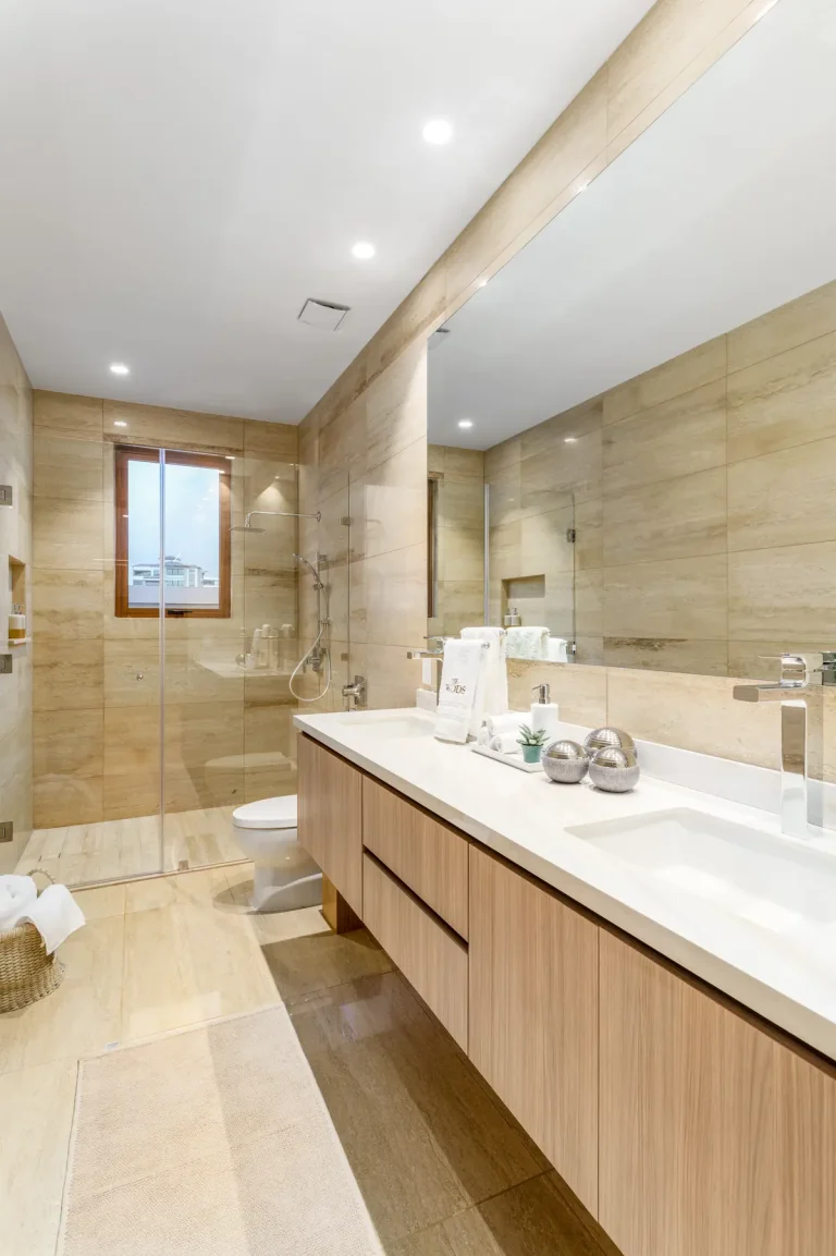 Baño principal con ducha de vidrio y mueble de lavamanos en una casa de The Woods, Santa María