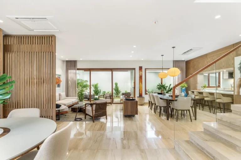 Sala y comedor de una casa en The Woods, Santa María, con la escalera al fondo